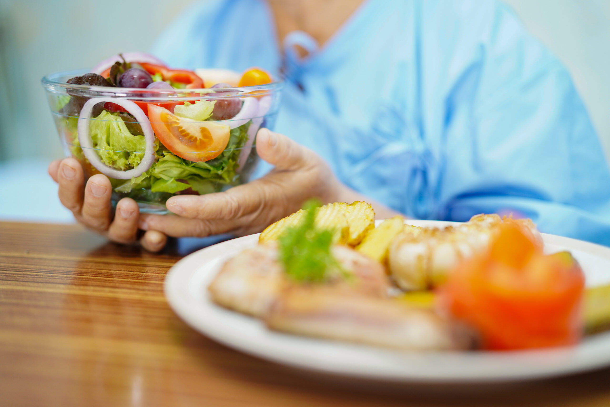 infirmière apportant une salade