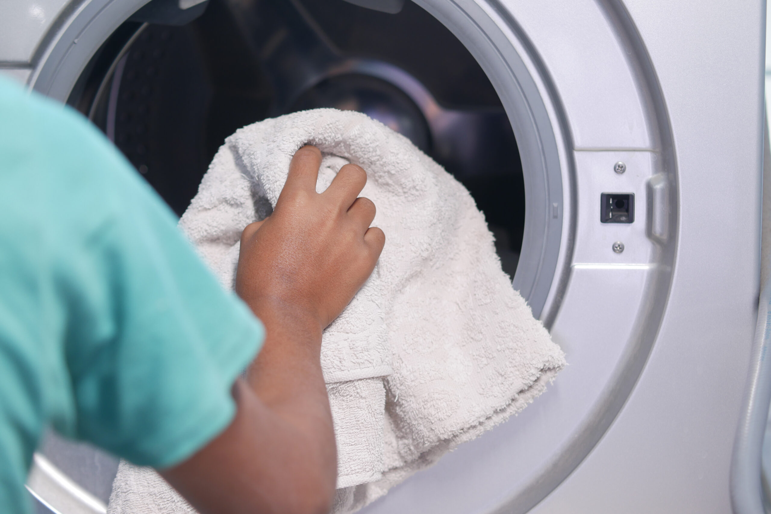 linge mis dans une machine à laver en blanchisserie