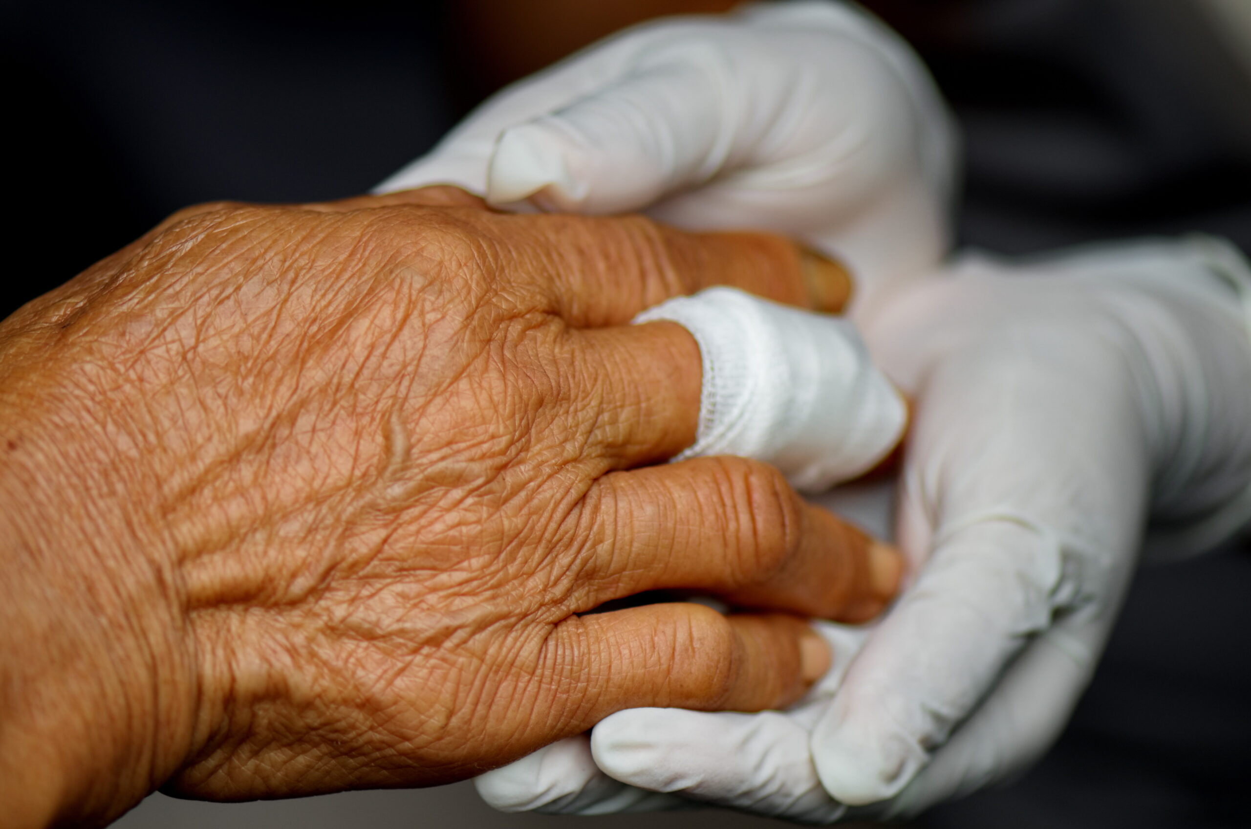 personne âgée avec un bandage