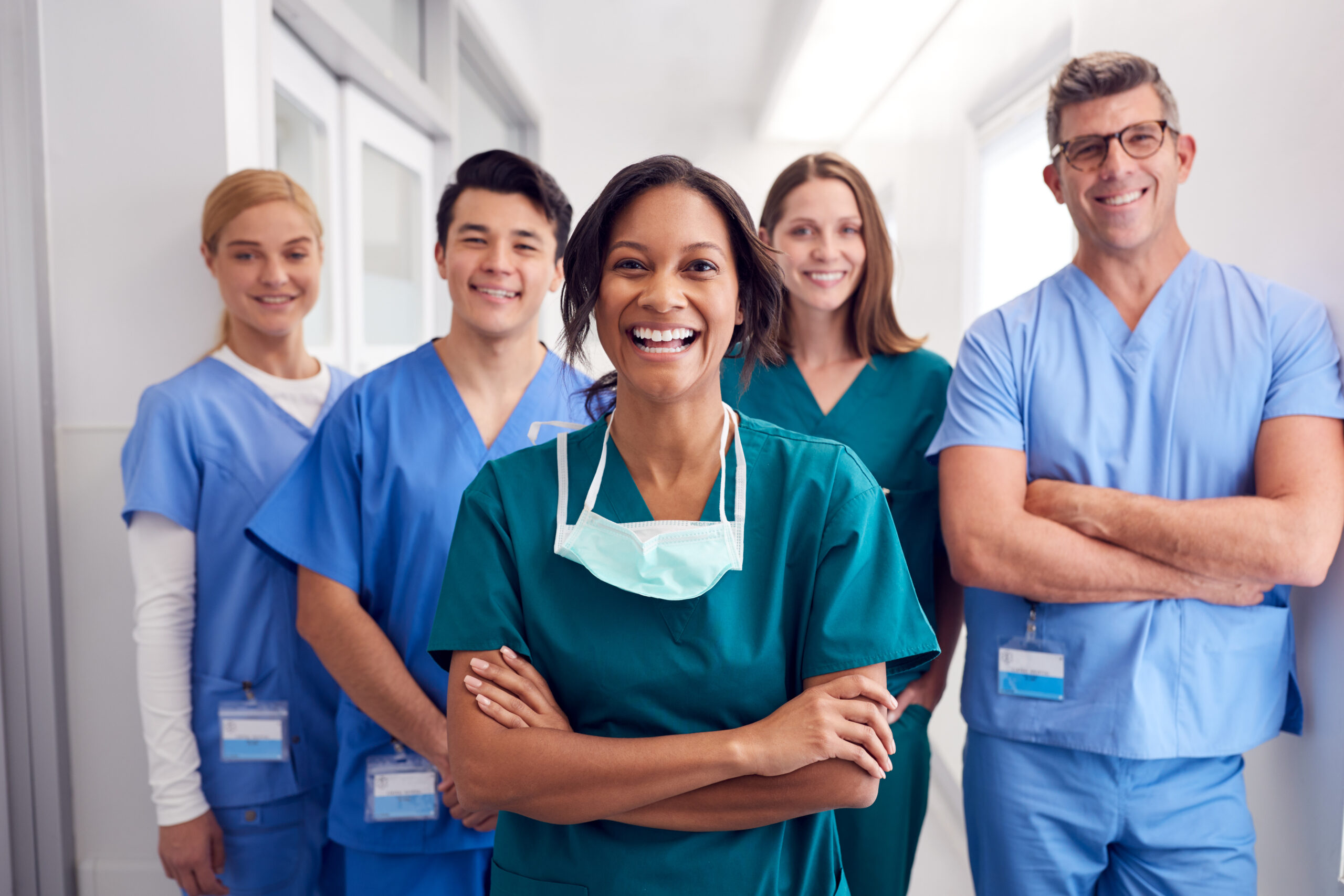 Infirmiers souriants dans un couloir