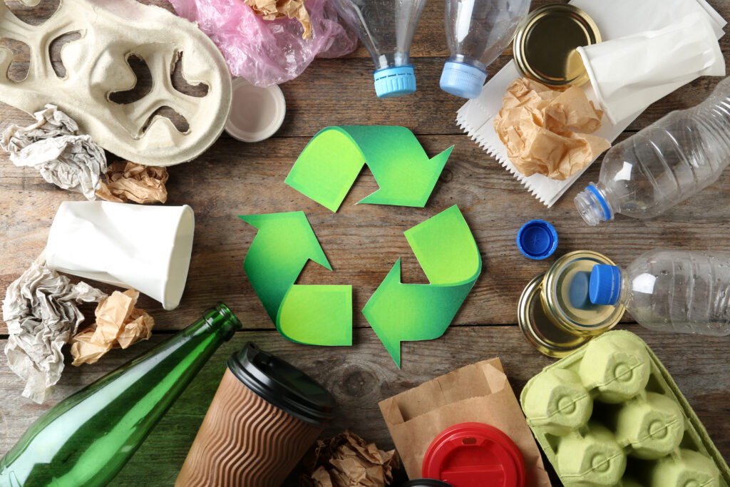 symbole recyclage au milieu de déchets