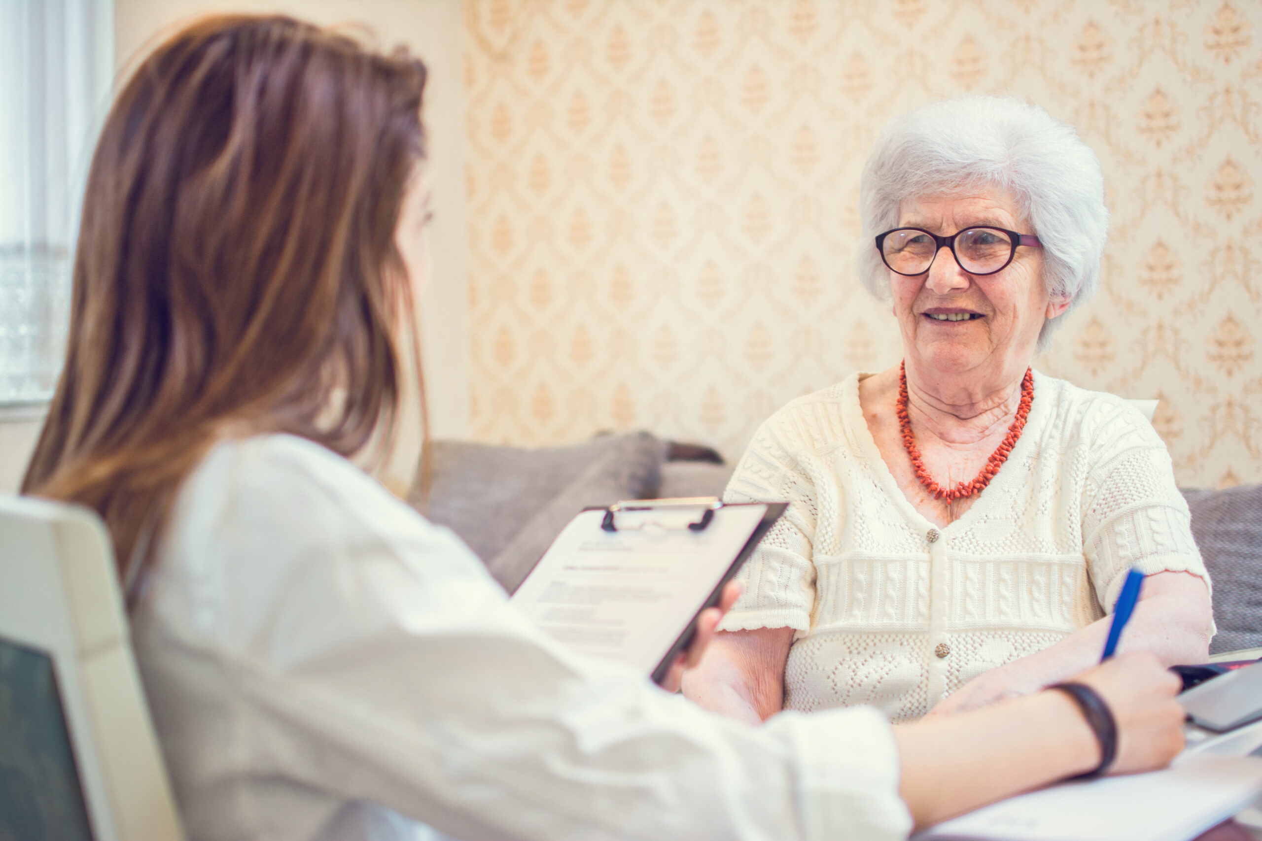 Soignante entrain de discuter avec une personne agée